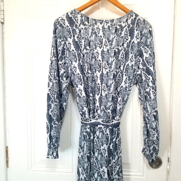 Eloquii Faux Wrap Maxi Dress in Snake Skin Print. Size: 16. - Picture 6 of 11